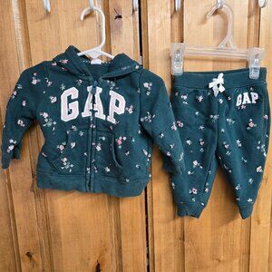 ​Baby Gap 2-Piece Logo Fleece Tracksuit Set - Floral Print. 3-6 months